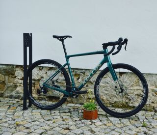 🇸🇰Zažij Gravel dobrodružství na karbonovém Kellys Soot 90 za rozumnou cenu - v Bikemedic ve všech velikostech! 👌...