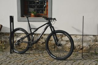 Cannondale Scalpel Carbon v základní, a přesto hojné výbavě se rozhodně nemusí v terénu stydět, navíc v akční ceně! Zastav...