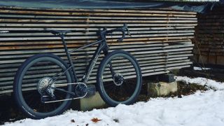 Odpružený gravel Cannondale Topstone Lefty AXS - to pravé na zimní radovánky! ❄️ Teď v akci o 40k levněji i s koly...