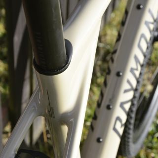 Raymon Soreno Pro – druhý přírůstek u nás Tohle kolo má pohodlný posed, a s elektrickým SRAM AXS se neztratí ani v...